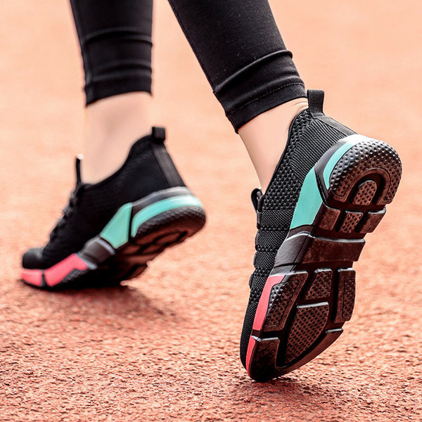 Női sportcipő fehér és fekete színben