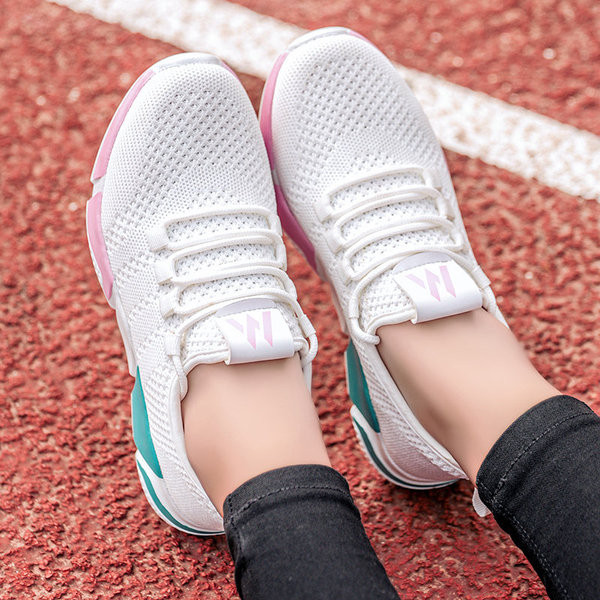 Női sportcipő fehér és fekete színben