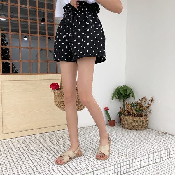 Női rövidnadrág magas derékkal, fekete megkötővel