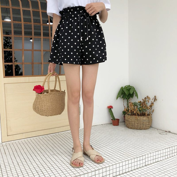 Női rövidnadrág magas derékkal, fekete megkötővel