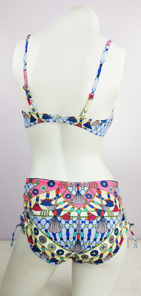 Modern fürdőruha magas derekú nadrággal