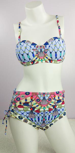 Modern fürdőruha magas derekú nadrággal