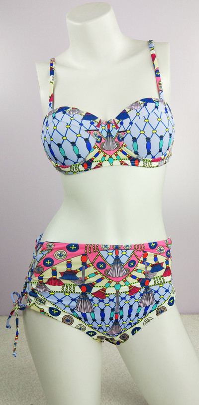 Modern fürdőruha magas derekú nadrággal