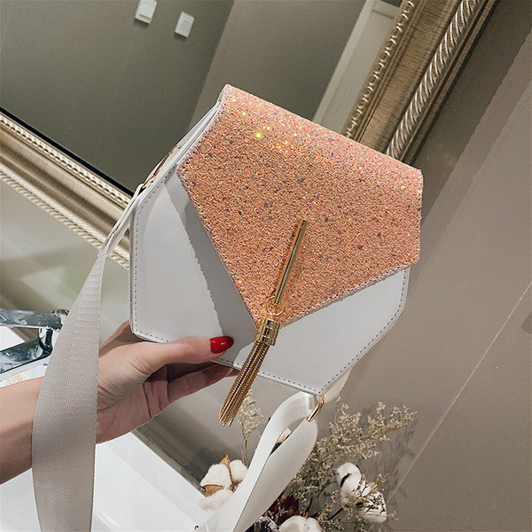 Stílusos női táska több színben 3D fém elemekkel és hosszú fogantyúval