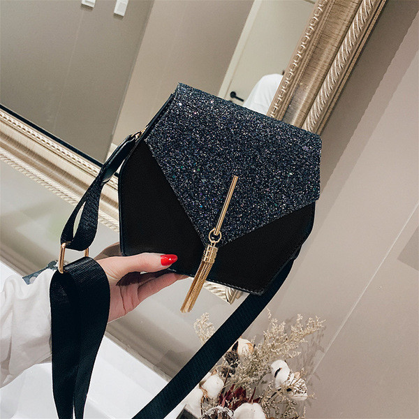 Stílusos női táska több színben 3D fém elemekkel és hosszú fogantyúval