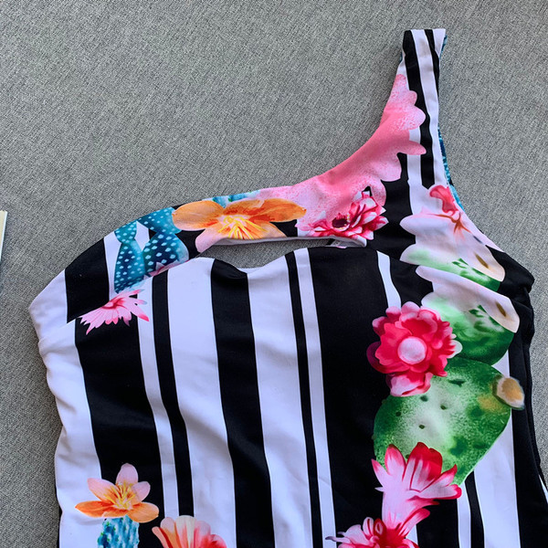 HIT Női fürdőruha fekete-fehér virágmotívumokkal