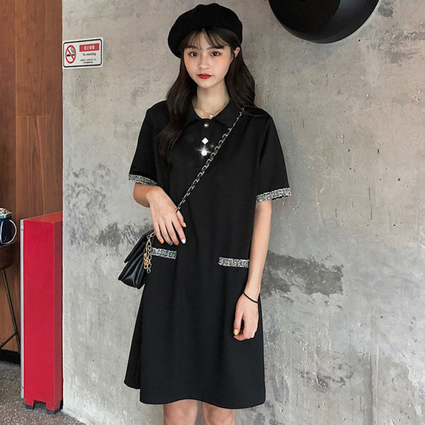 Rolul femeilor moderne în negru cu pietre și mâneci scurte