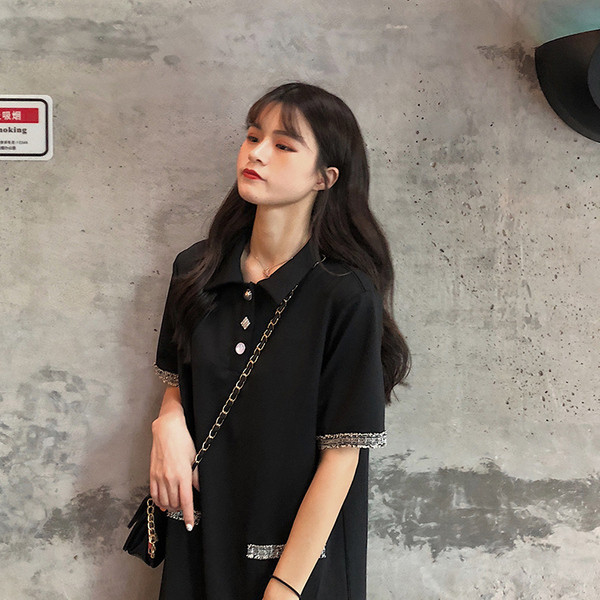 Rolul femeilor moderne în negru cu pietre și mâneci scurte