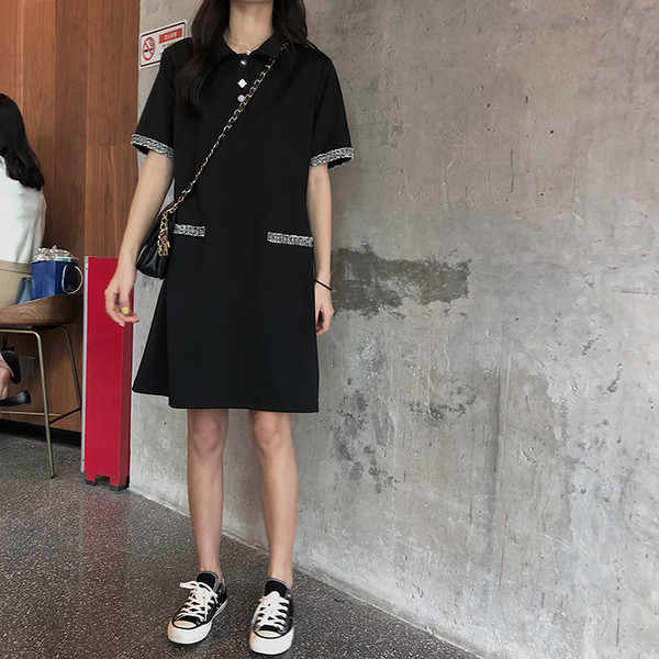 Rolul femeilor moderne în negru cu pietre și mâneci scurte