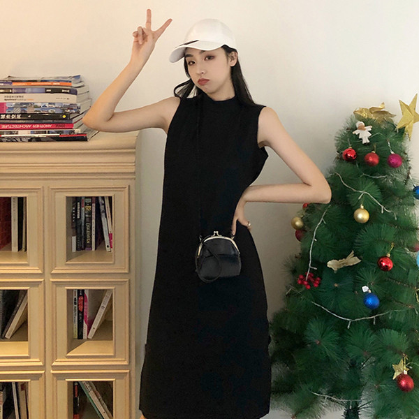 Napi női szerep fekete és szürke ujjatlanban