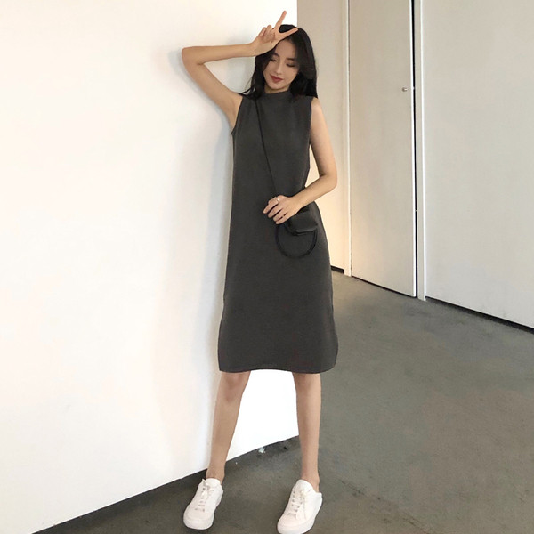 Napi női szerep fekete és szürke ujjatlanban