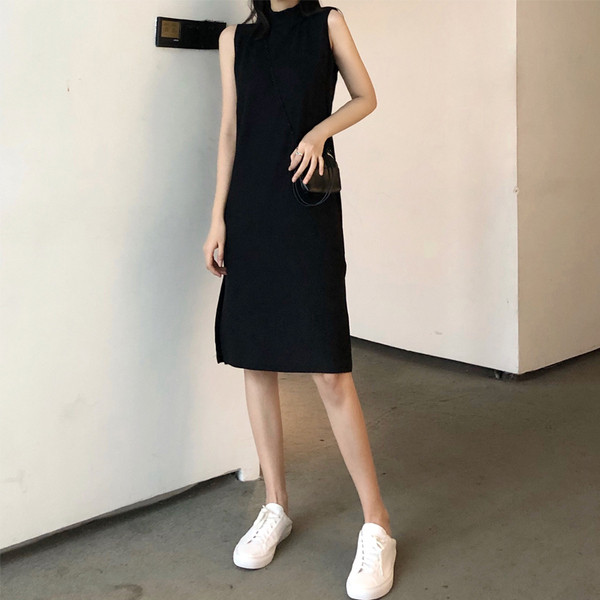 Napi női szerep fekete és szürke ujjatlanban