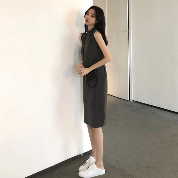 Napi női szerep fekete és szürke ujjatlanban