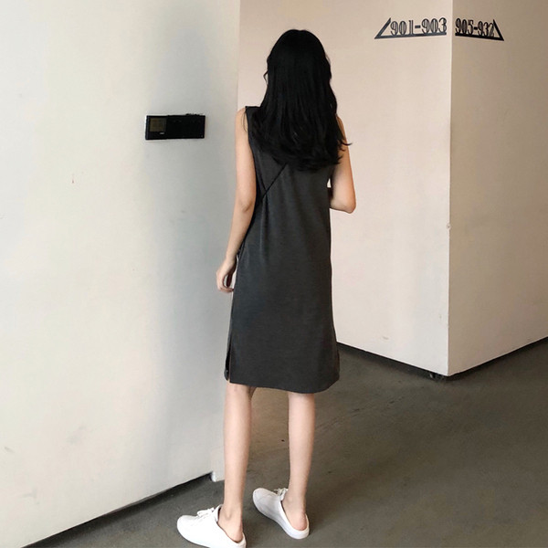 Napi női szerep fekete és szürke ujjatlanban