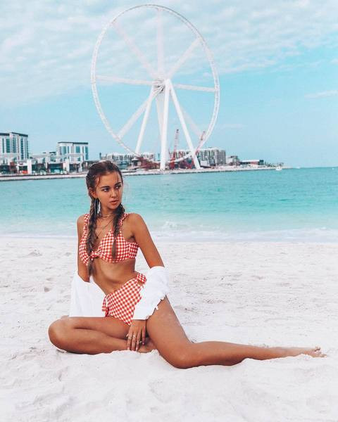 Kétrészes női fürdőruha magas derékkal, piros és kék színben