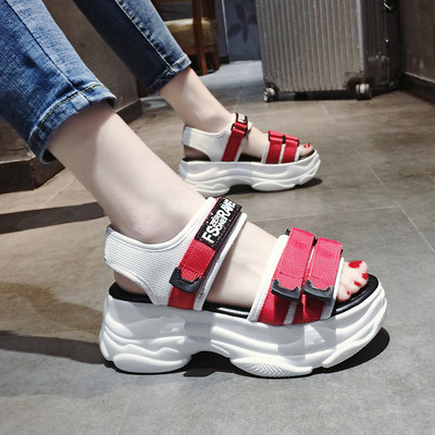 Стилни дамски сандали с висока подметка в бял и черен цвят