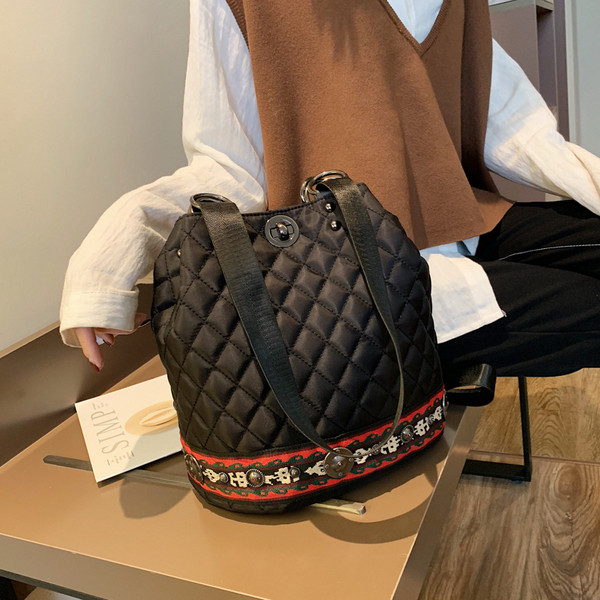 Rucsac modern de dama din piele ecologica cu inchidere metalica