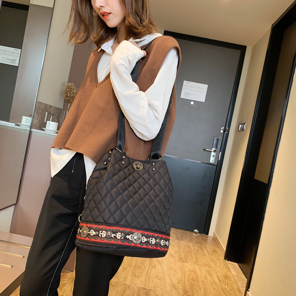 Rucsac modern de dama din piele ecologica cu inchidere metalica