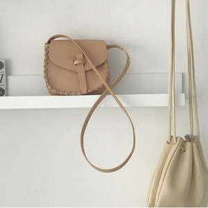 Sportos és elegáns női válltáska két színben