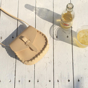 Sportos és elegáns női válltáska két színben