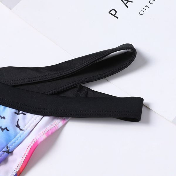 Modern kétrészes női fürdőruha színes mintával