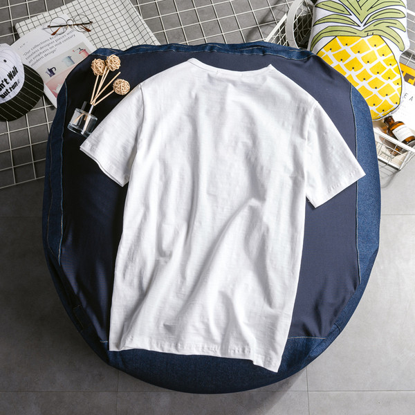 Tricou modern pentru bărbați cu inscripții alb-negru