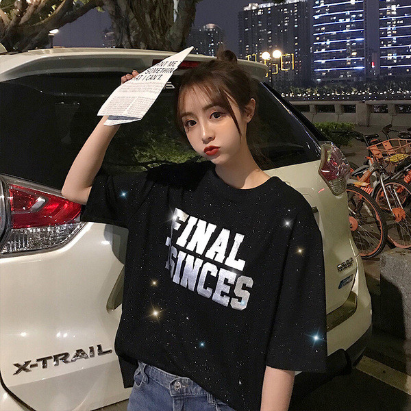 Bluză de damă modernă cu inscripție în trei culori și decolteu în formă de O