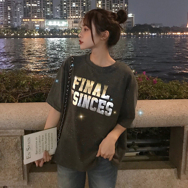 Bluză de damă modernă cu inscripție în trei culori și decolteu în formă de O