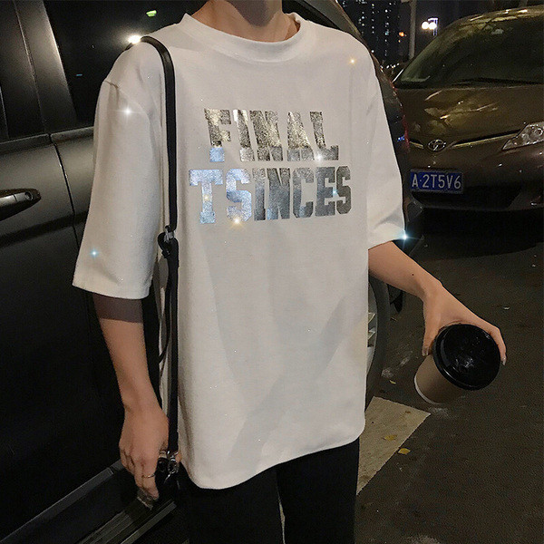 Bluză de damă modernă cu inscripție în trei culori și decolteu în formă de O