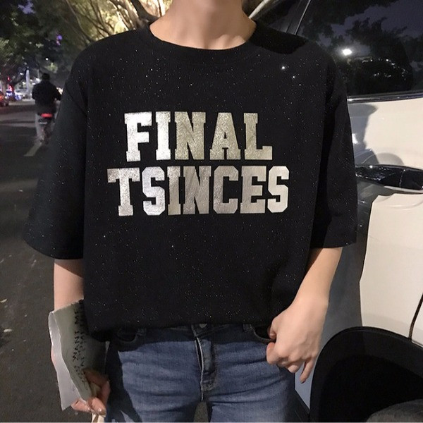 Bluză de damă modernă cu inscripție în trei culori și decolteu în formă de O