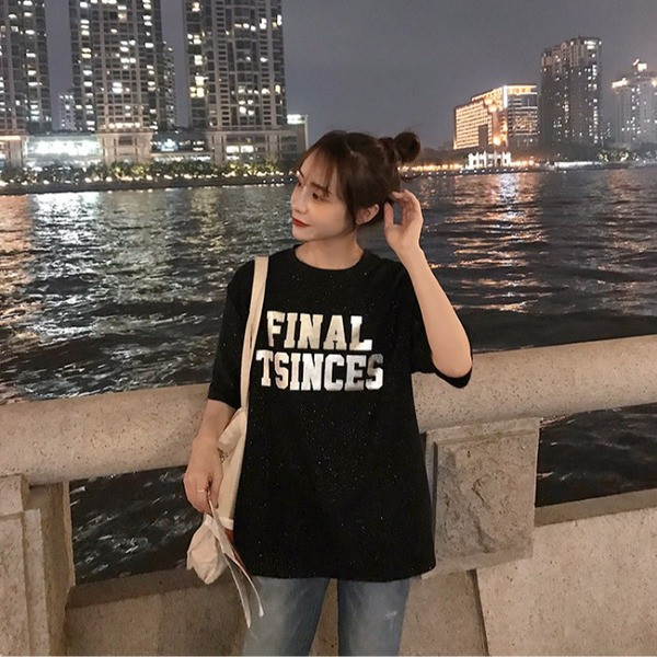 Bluză de damă modernă cu inscripție în trei culori și decolteu în formă de O