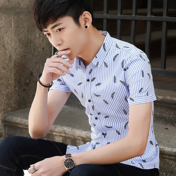 Cămașă bărbătească în dungi cu mâneci scurte în negru și albastru