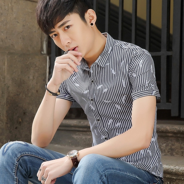 Cămașă bărbătească în dungi cu mâneci scurte în negru și albastru