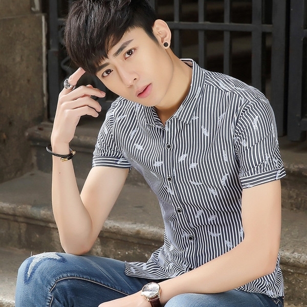 Cămașă bărbătească în dungi cu mâneci scurte în negru și albastru