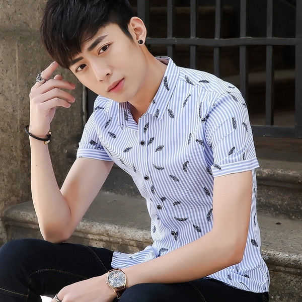 Cămașă bărbătească în dungi cu mâneci scurte în negru și albastru