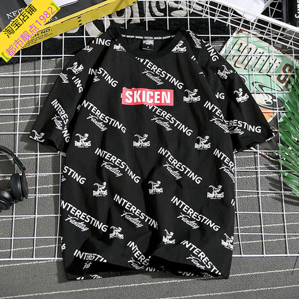 Alkalmi férfi póló fekete-fehér feliratokkal