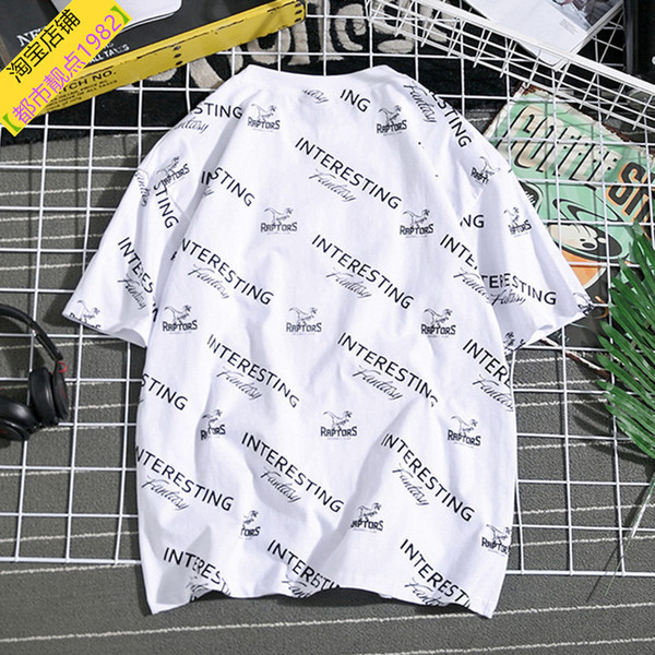 Alkalmi férfi póló fekete-fehér feliratokkal