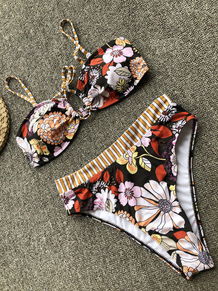 Kétrészes női fürdőruha virágos motívumokkal, levehető pántokkal
