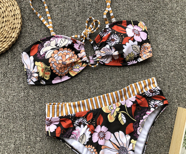 Kétrészes női fürdőruha virágos motívumokkal, levehető pántokkal