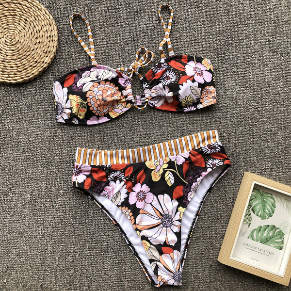 Kétrészes női fürdőruha virágos motívumokkal, levehető pántokkal