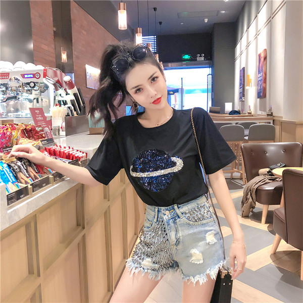 Modern női rövid farmer, magas derékkal, szakadt motívumokkal