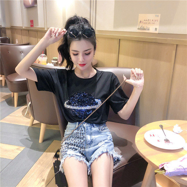 Modern női rövid farmer, magas derékkal, szakadt motívumokkal