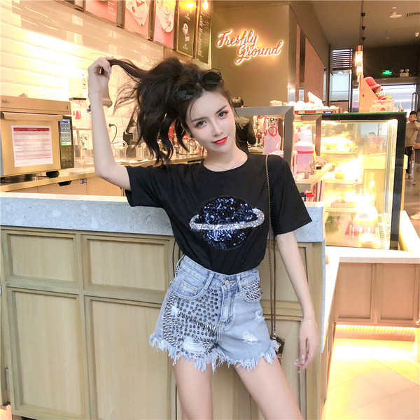 Modern női rövid farmer, magas derékkal, szakadt motívumokkal