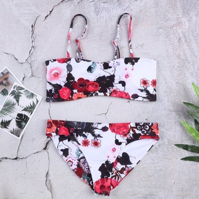 Costum de baie modern cu panglică cu motiv floral