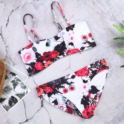 Μοντέρνο κοστούμι μαγιό με floral μοτίβο