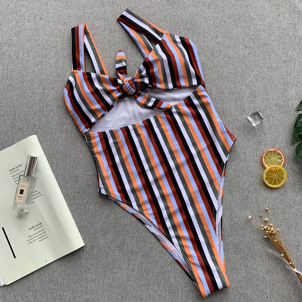 Csíkos női fürdőruha nyakkendővel