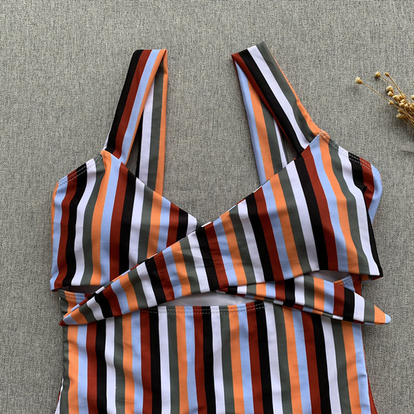 Csíkos női fürdőruha nyakkendővel