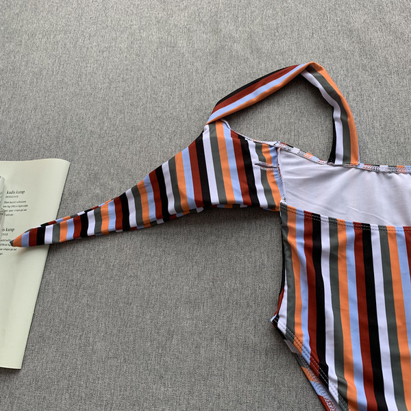 Csíkos női fürdőruha nyakkendővel