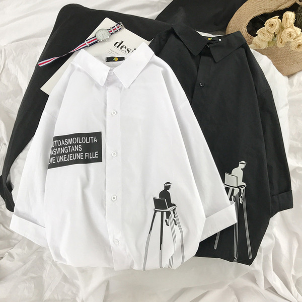 Cămașă modernă de damă cu inscripție și decolteu în formă de O în alb și negru