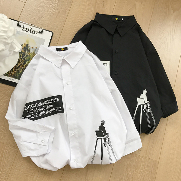 Cămașă modernă de damă cu inscripție și decolteu în formă de O în alb și negru